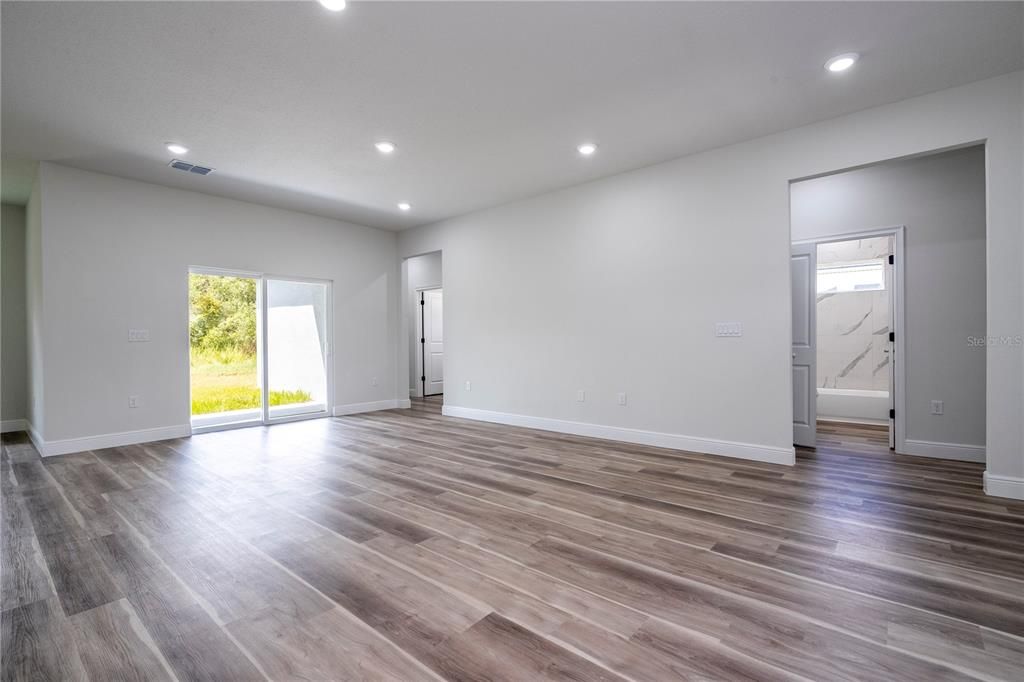 For Sale: $334,899 (4 beds, 3 baths, 1952 Square Feet)