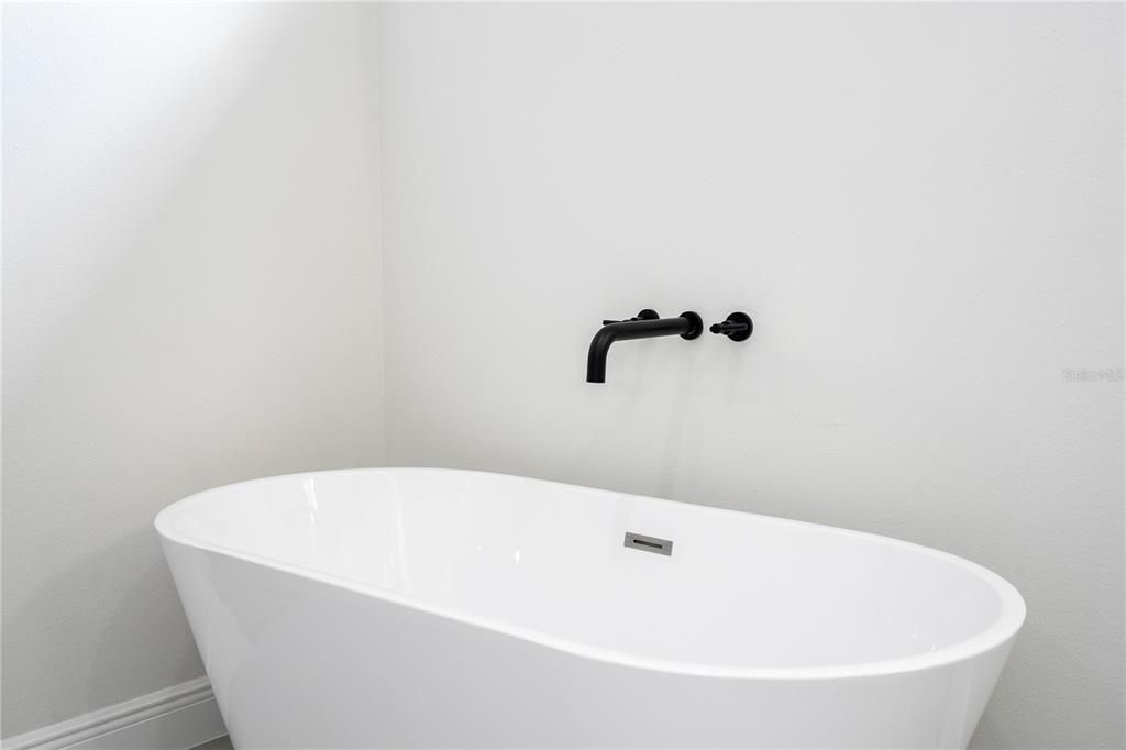 For Sale: $334,899 (4 beds, 3 baths, 1952 Square Feet)