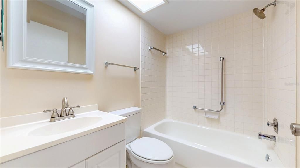 For Sale: $210,000 (2 beds, 2 baths, 805 Square Feet)