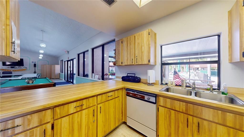 For Sale: $210,000 (2 beds, 2 baths, 805 Square Feet)