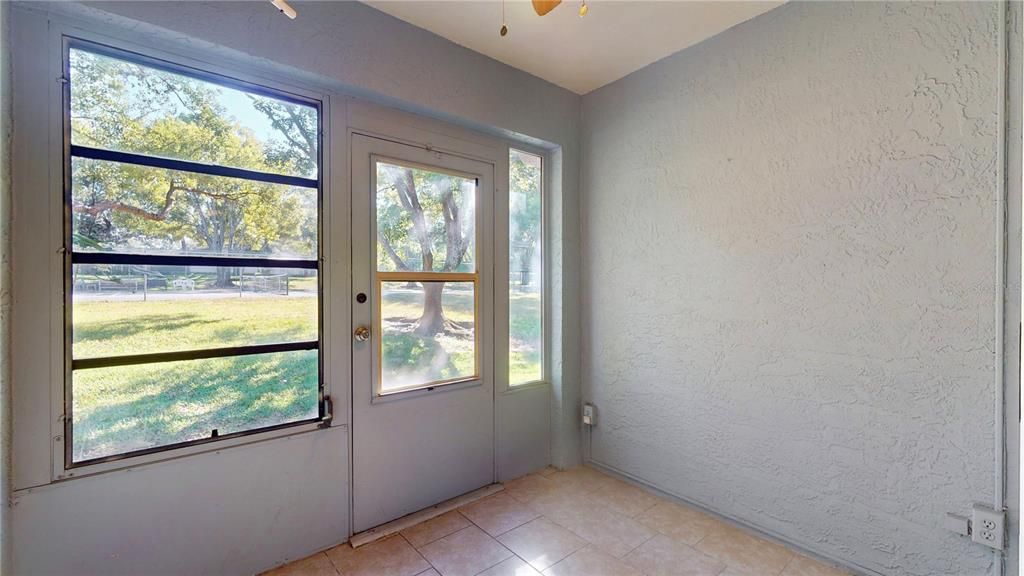 For Sale: $210,000 (2 beds, 2 baths, 805 Square Feet)