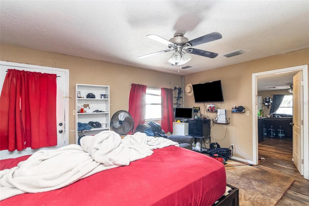 For Sale: $245,000 (4 beds, 2 baths, 1392 Square Feet)