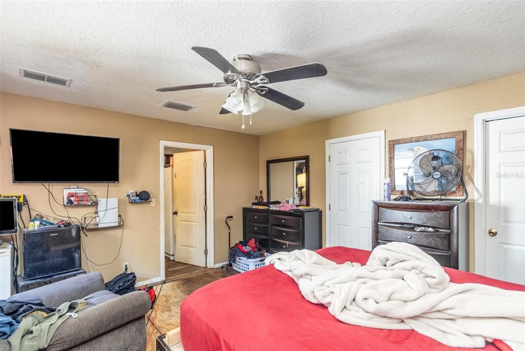 For Sale: $245,000 (4 beds, 2 baths, 1392 Square Feet)