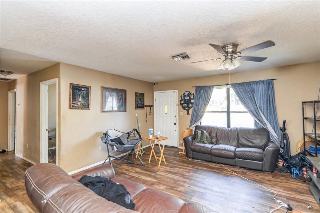For Sale: $245,000 (4 beds, 2 baths, 1392 Square Feet)