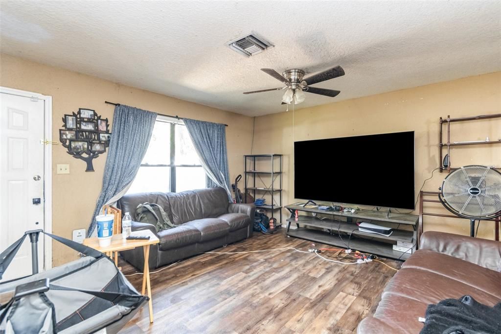 For Sale: $245,000 (4 beds, 2 baths, 1392 Square Feet)