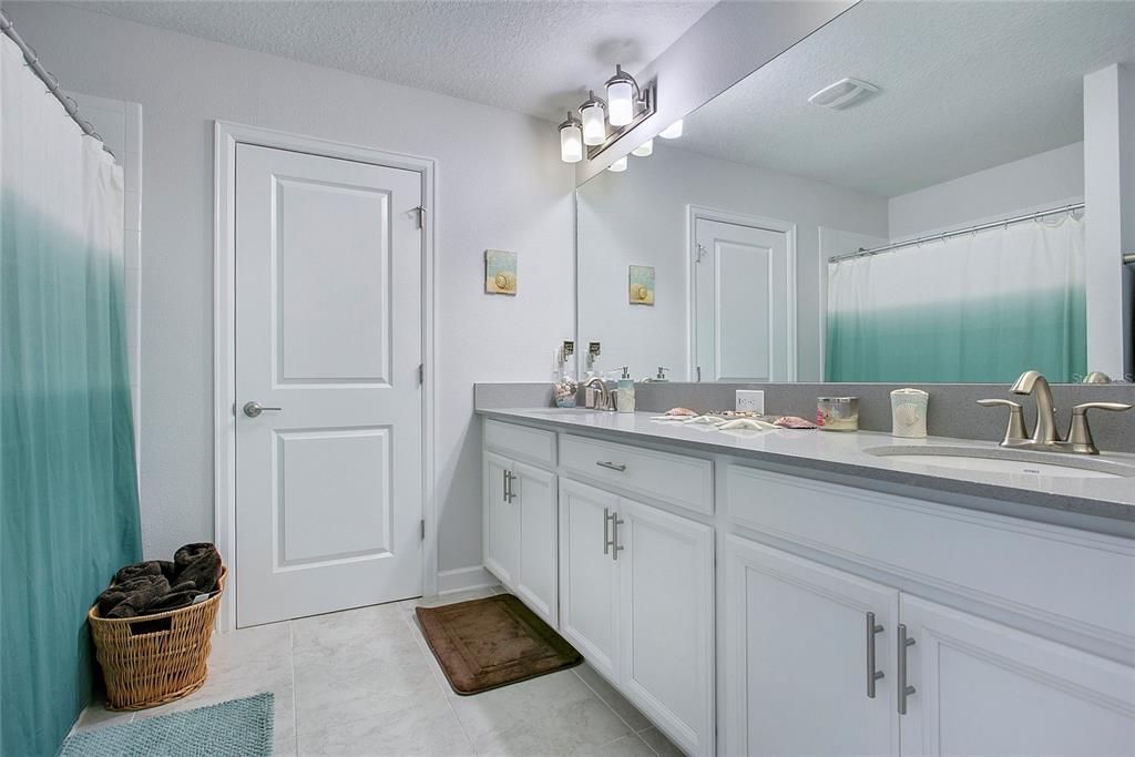 En Venta: $599,000 (4 camas, 3 baños, 2512 Pies cuadrados)