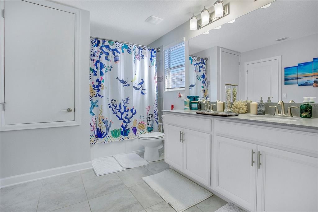 En Venta: $599,000 (4 camas, 3 baños, 2512 Pies cuadrados)