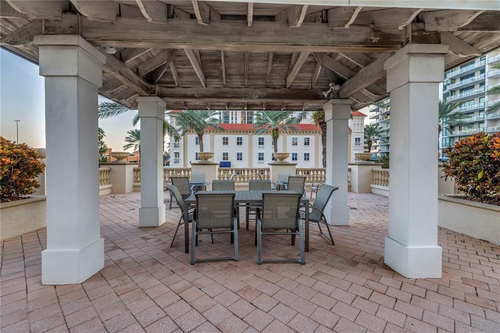 Activo con contrato: $2,649,000 (2 camas, 2 baños, 2400 Pies cuadrados)