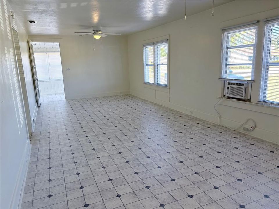 For Rent: $1,600 (3 beds, 2 baths, 1702 Square Feet)