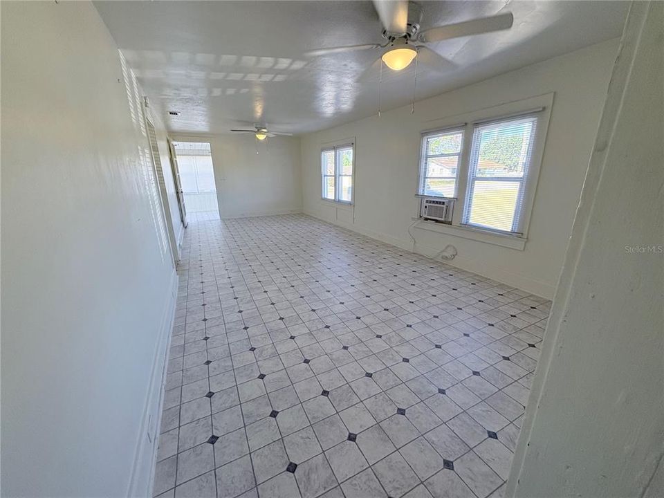 For Rent: $1,600 (3 beds, 2 baths, 1702 Square Feet)