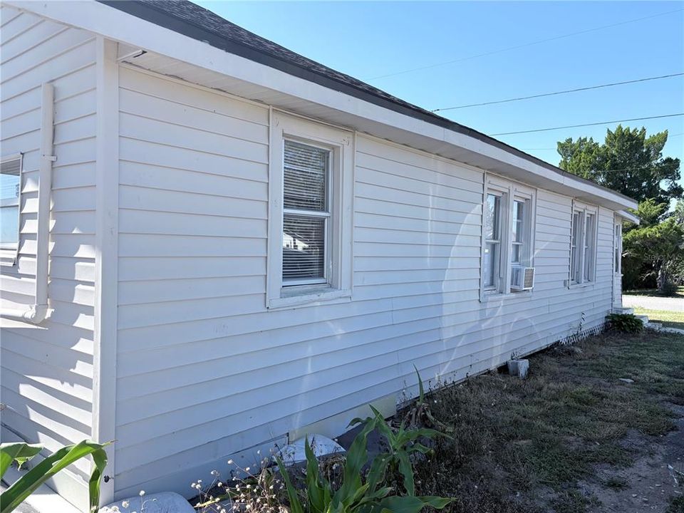 For Rent: $1,600 (3 beds, 2 baths, 1702 Square Feet)