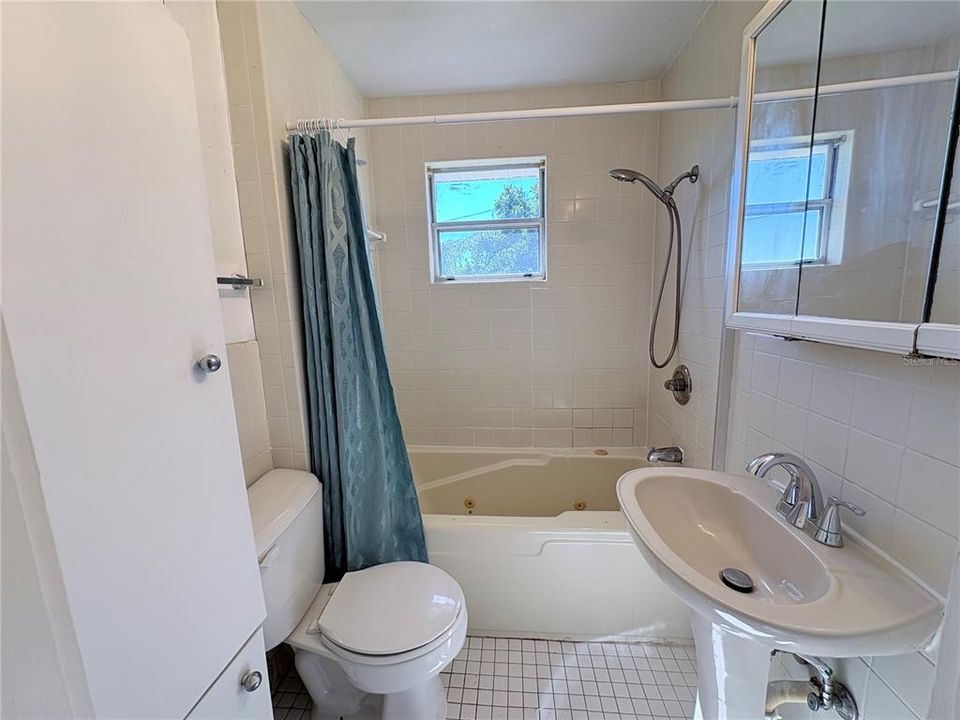 For Rent: $1,600 (3 beds, 2 baths, 1702 Square Feet)