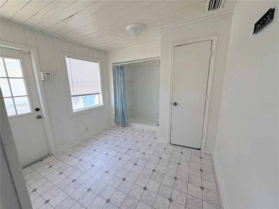 For Rent: $1,600 (3 beds, 2 baths, 1702 Square Feet)