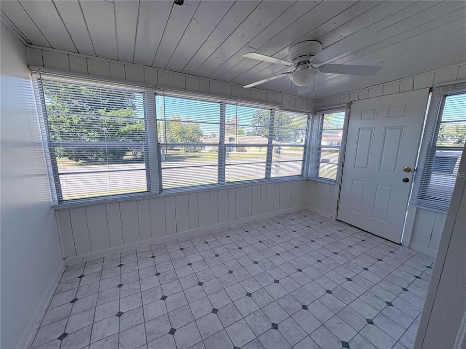 For Rent: $1,600 (3 beds, 2 baths, 1702 Square Feet)