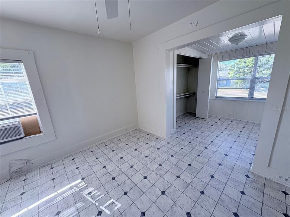 For Rent: $1,600 (3 beds, 2 baths, 1702 Square Feet)