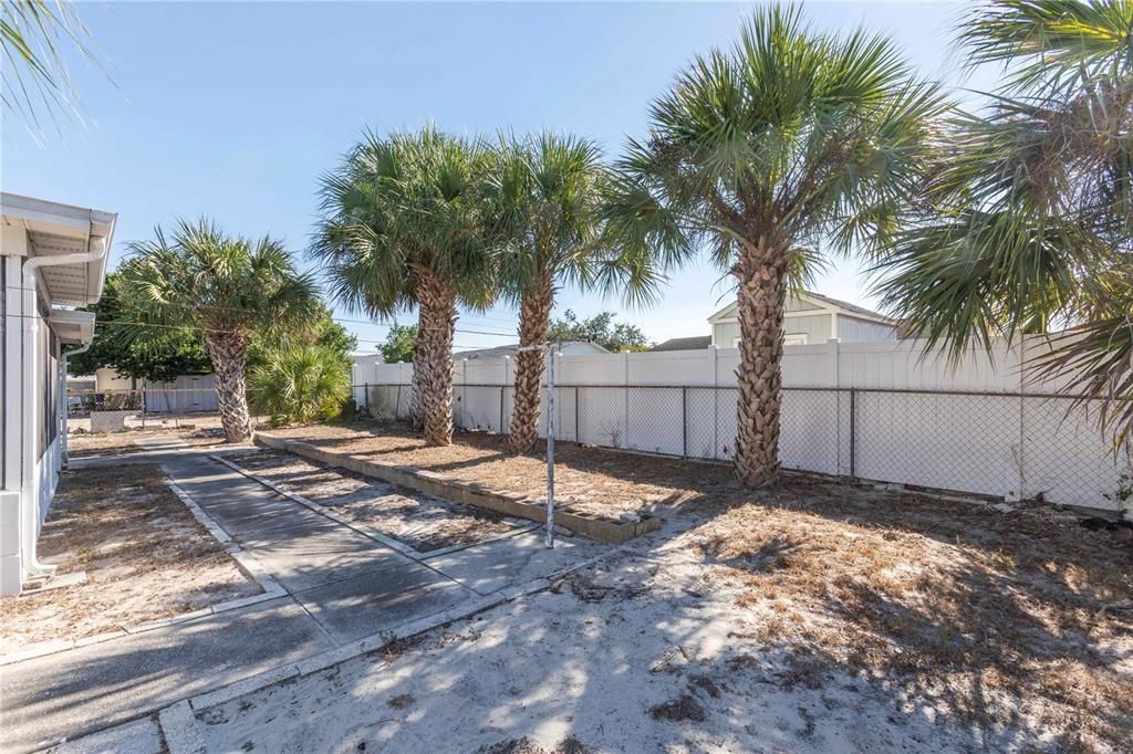 For Sale: $179,000 (2 beds, 1 baths, 744 Square Feet)