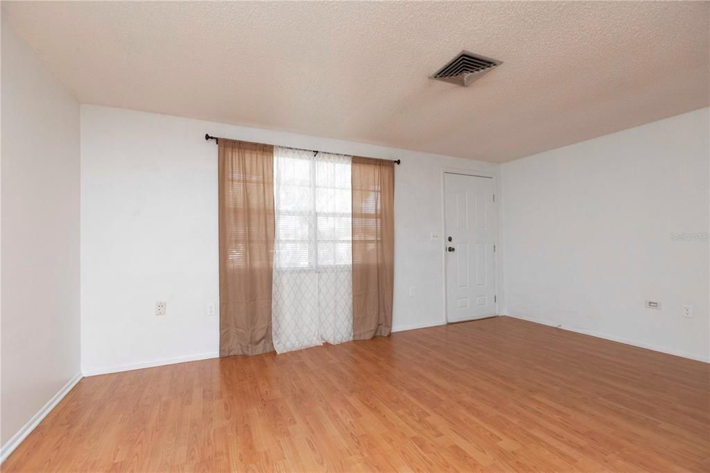 For Sale: $179,000 (2 beds, 1 baths, 744 Square Feet)