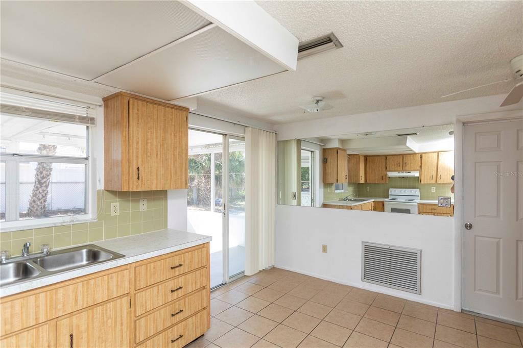 For Sale: $179,000 (2 beds, 1 baths, 744 Square Feet)