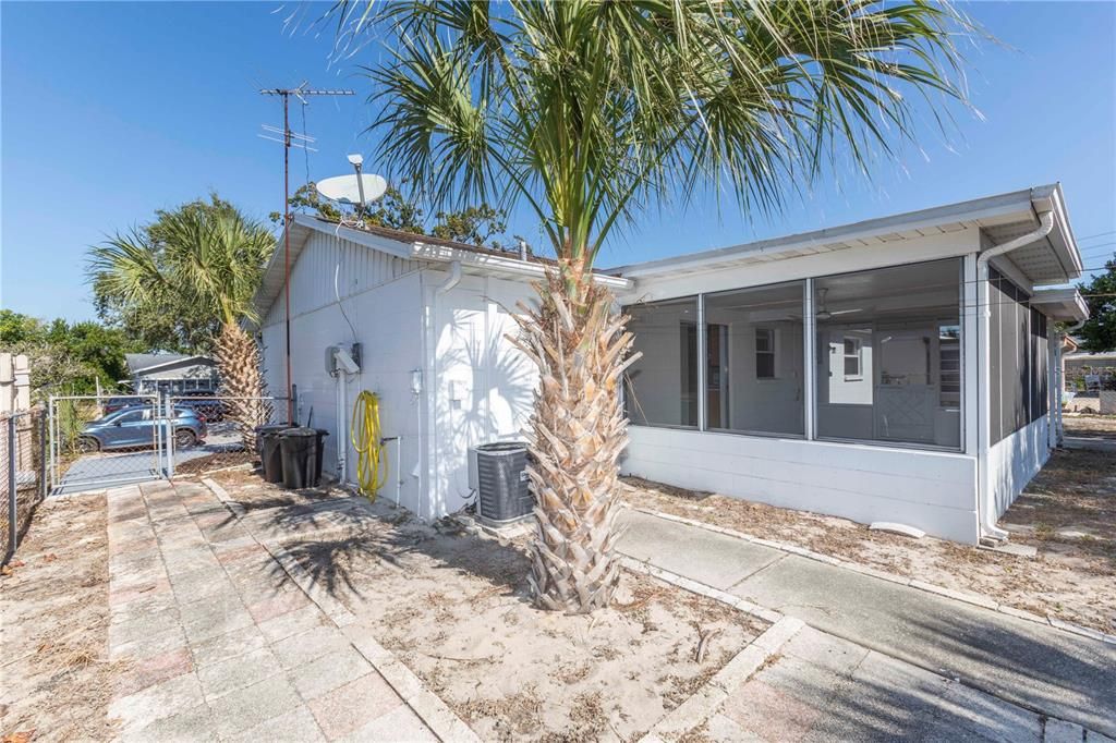 For Sale: $179,000 (2 beds, 1 baths, 744 Square Feet)