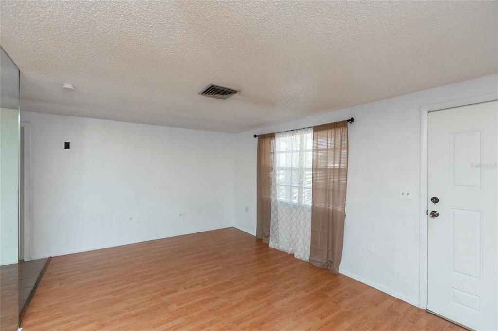For Sale: $179,000 (2 beds, 1 baths, 744 Square Feet)