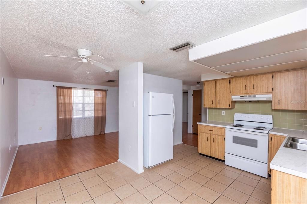 For Sale: $179,000 (2 beds, 1 baths, 744 Square Feet)