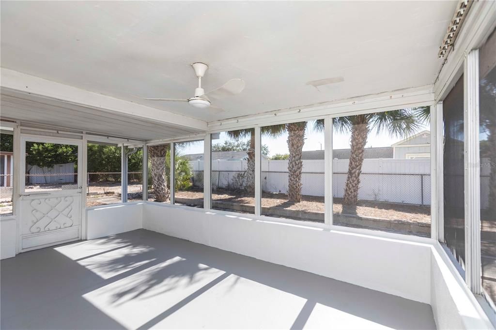 For Sale: $179,000 (2 beds, 1 baths, 744 Square Feet)