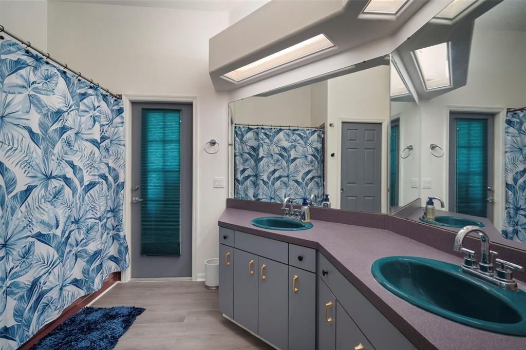 待售: $549,900 (4 贝兹, 2 浴室, 2578 平方英尺)