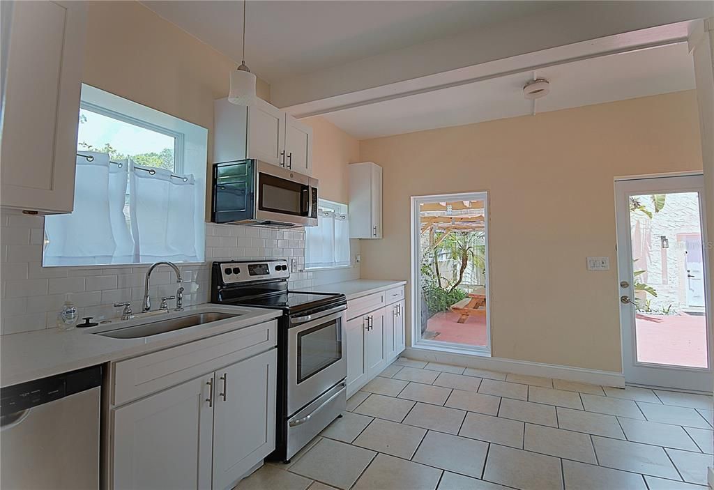 待售: $475,000 (4 贝兹, 2 浴室, 2464 平方英尺)