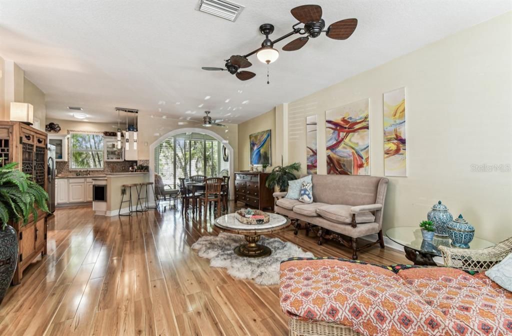 Active With Contract: $1,800 (2 beds, 1 baths, 1312 Square Feet)