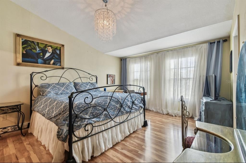 Active With Contract: $1,800 (2 beds, 1 baths, 1312 Square Feet)