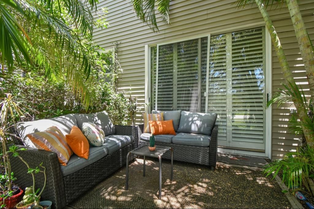 Active With Contract: $1,800 (2 beds, 1 baths, 1312 Square Feet)