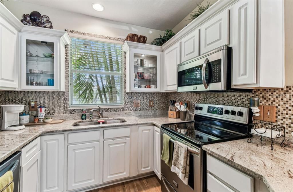 Active With Contract: $1,800 (2 beds, 1 baths, 1312 Square Feet)