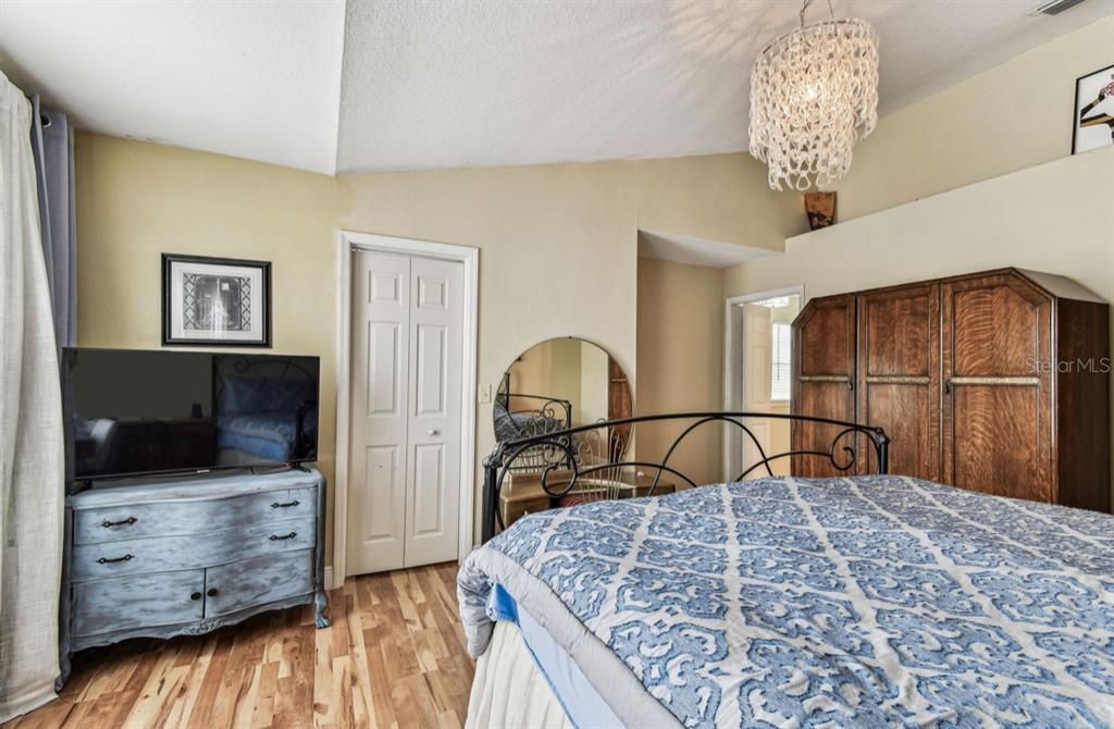 Active With Contract: $1,800 (2 beds, 1 baths, 1312 Square Feet)