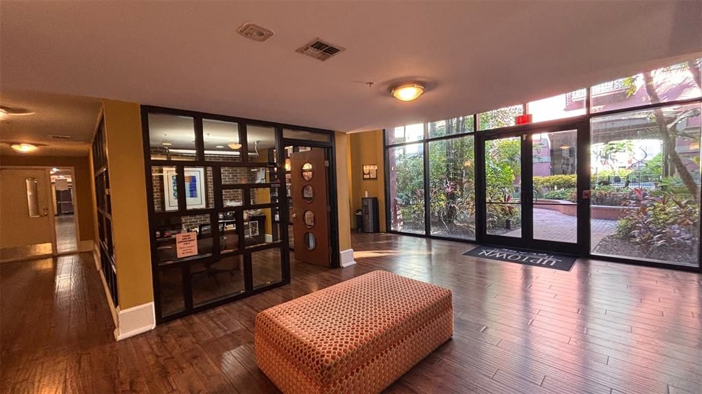 For Sale: $180,000 (1 beds, 1 baths, 642 Square Feet)