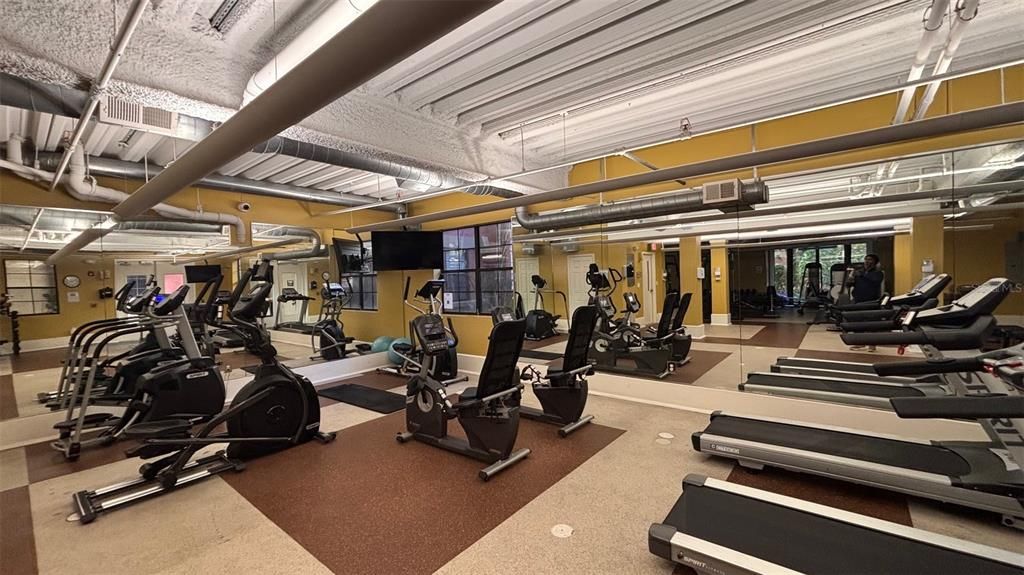 For Sale: $180,000 (1 beds, 1 baths, 642 Square Feet)