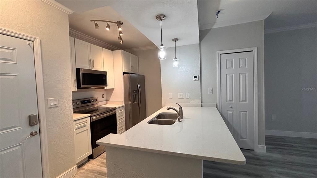 For Sale: $180,000 (1 beds, 1 baths, 642 Square Feet)