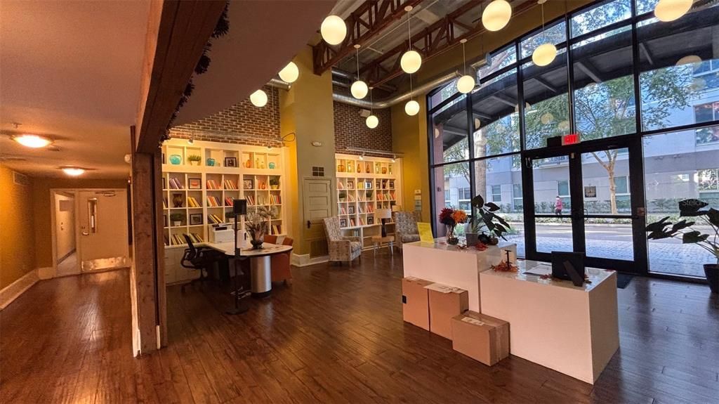 For Sale: $180,000 (1 beds, 1 baths, 642 Square Feet)