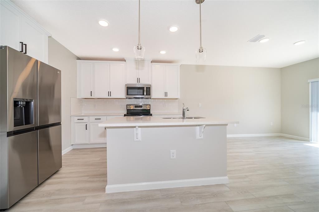 合同活跃: $2,350 (3 贝兹, 2 浴室, 1666 平方英尺)