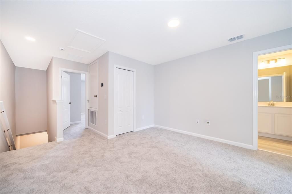 合同活跃: $2,350 (3 贝兹, 2 浴室, 1666 平方英尺)