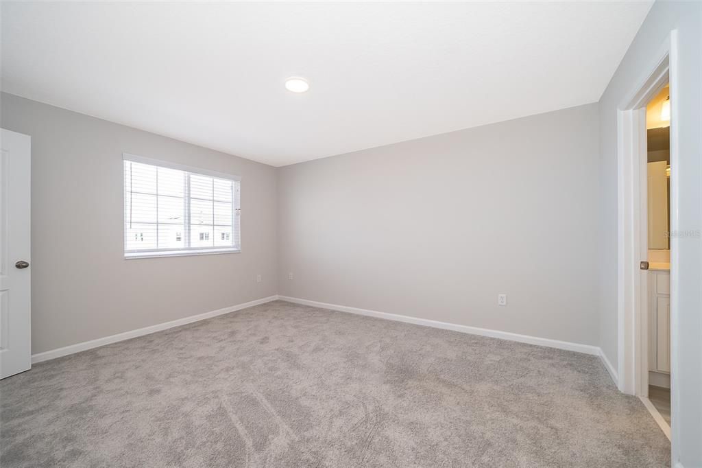 合同活跃: $2,350 (3 贝兹, 2 浴室, 1666 平方英尺)