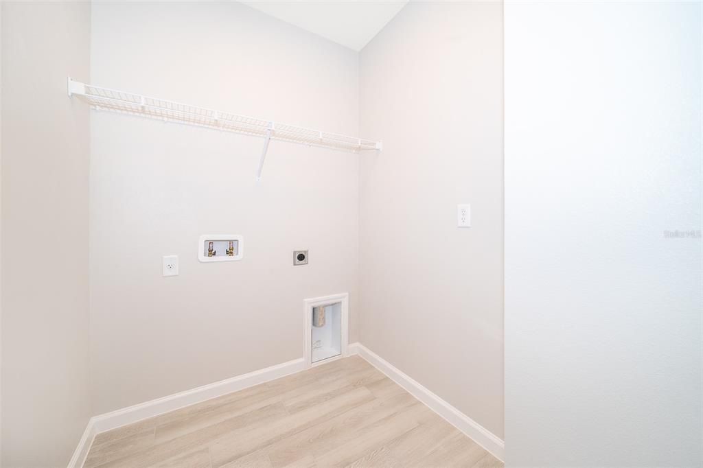 合同活跃: $2,350 (3 贝兹, 2 浴室, 1666 平方英尺)