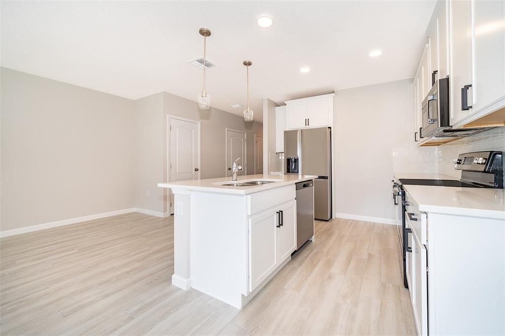 合同活跃: $2,350 (3 贝兹, 2 浴室, 1666 平方英尺)