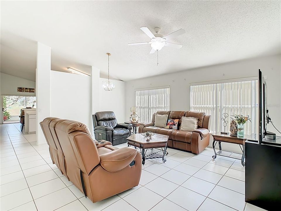 待售: $360,000 (4 贝兹, 2 浴室, 1895 平方英尺)