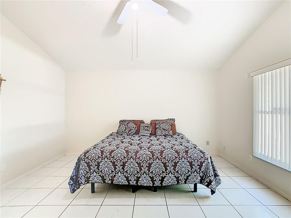 待售: $360,000 (4 贝兹, 2 浴室, 1895 平方英尺)