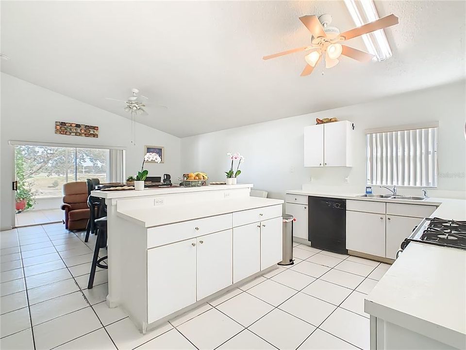 待售: $360,000 (4 贝兹, 2 浴室, 1895 平方英尺)