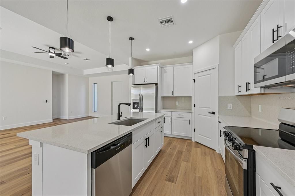 Active With Contract: $349,900 (3 beds, 2 baths, 1869 Square Feet)