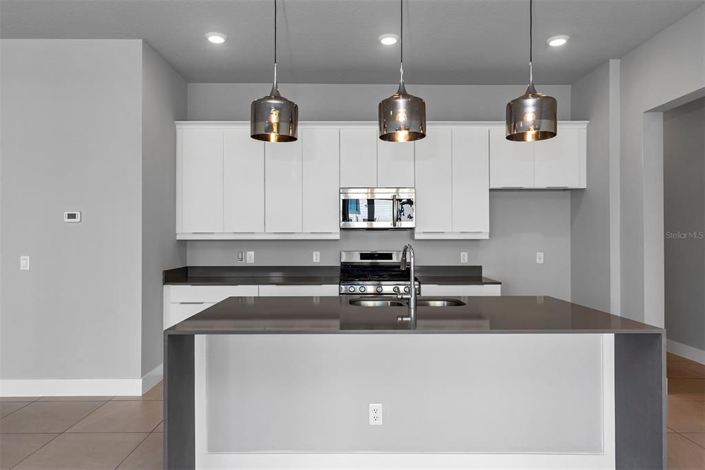 待售: $310,000 (4 贝兹, 3 浴室, 1771 平方英尺)