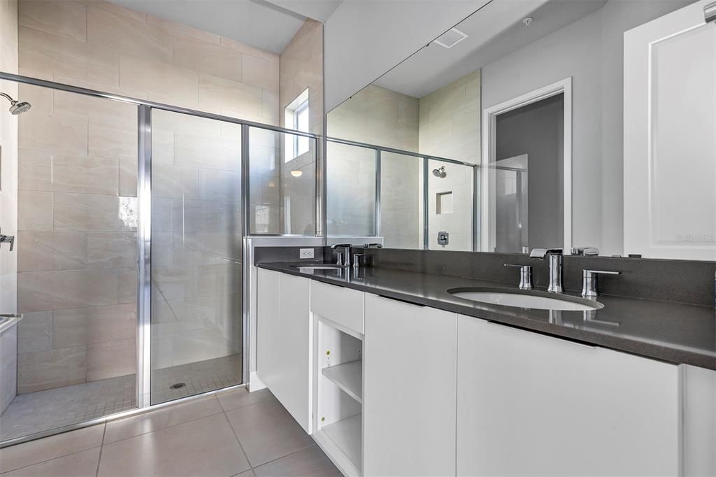 待售: $310,000 (4 贝兹, 3 浴室, 1771 平方英尺)