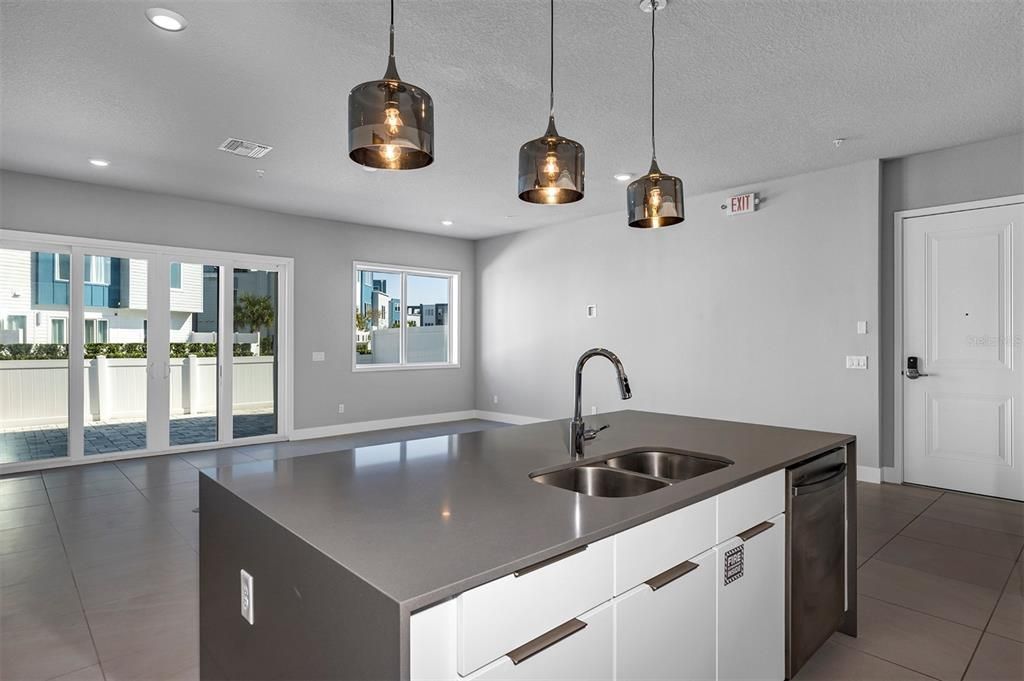 待售: $310,000 (4 贝兹, 3 浴室, 1771 平方英尺)