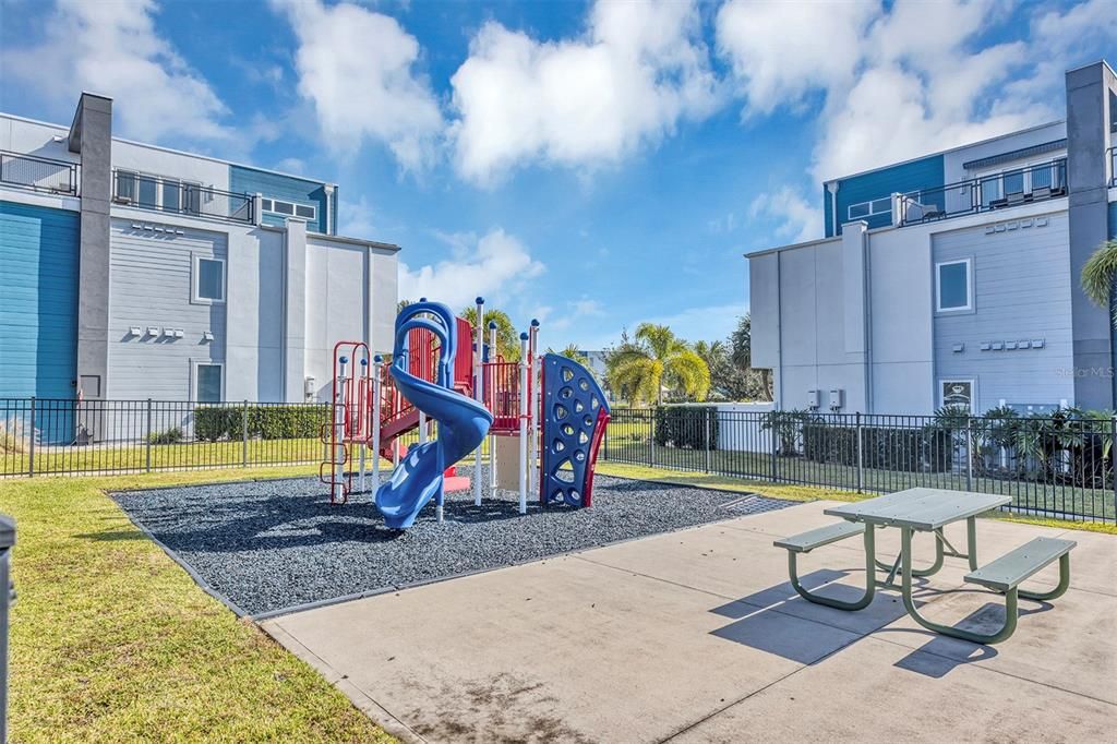 待售: $310,000 (4 贝兹, 3 浴室, 1771 平方英尺)